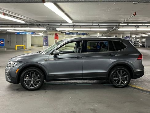 Used 2023 Volkswagen Tiguan SE w/ Panoramic Sunroof Package image 32