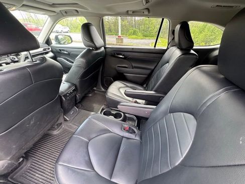 Used 2022 Toyota Highlander XLE image 14