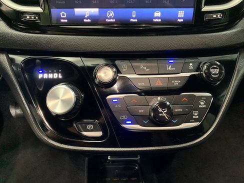 Used 2025 Chrysler Pacifica Select FWD image 29