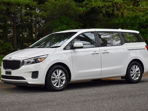 Used 2018 Kia Sedona L FWD image 2