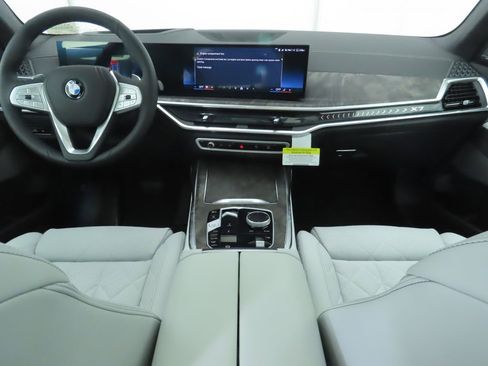 New 2026 BMW X7 xDrive40i w/ Premium Package image 13