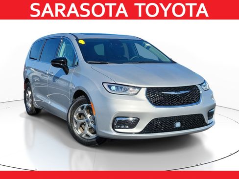 Used 2024 Chrysler Pacifica Limited w/ Uconnect Theater Family Group FWD image 1