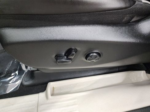 Used 2023 Chrysler Pacifica Limited FWD image 13