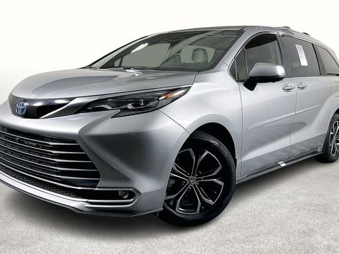 Used 2025 Toyota Sienna Platinum AWD/4WD image 15