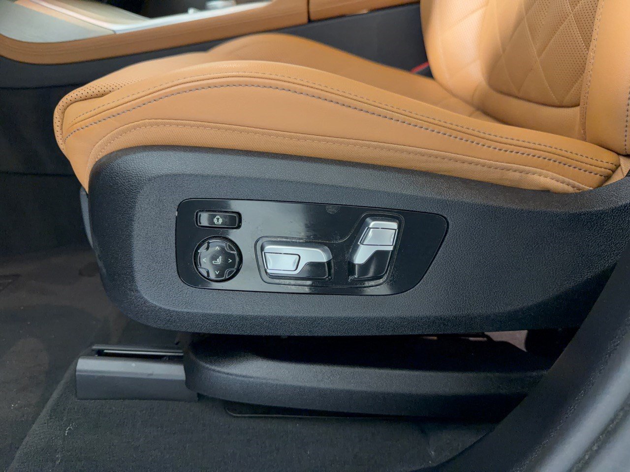 Certified 2024 BMW X7 xDrive40i w/ Premium Package AWD/4WD image 16