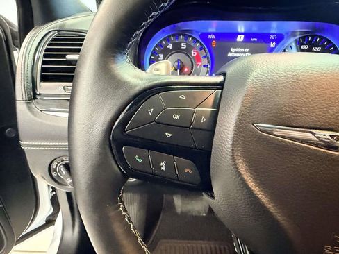Used 2023 Chrysler 300 C image 8