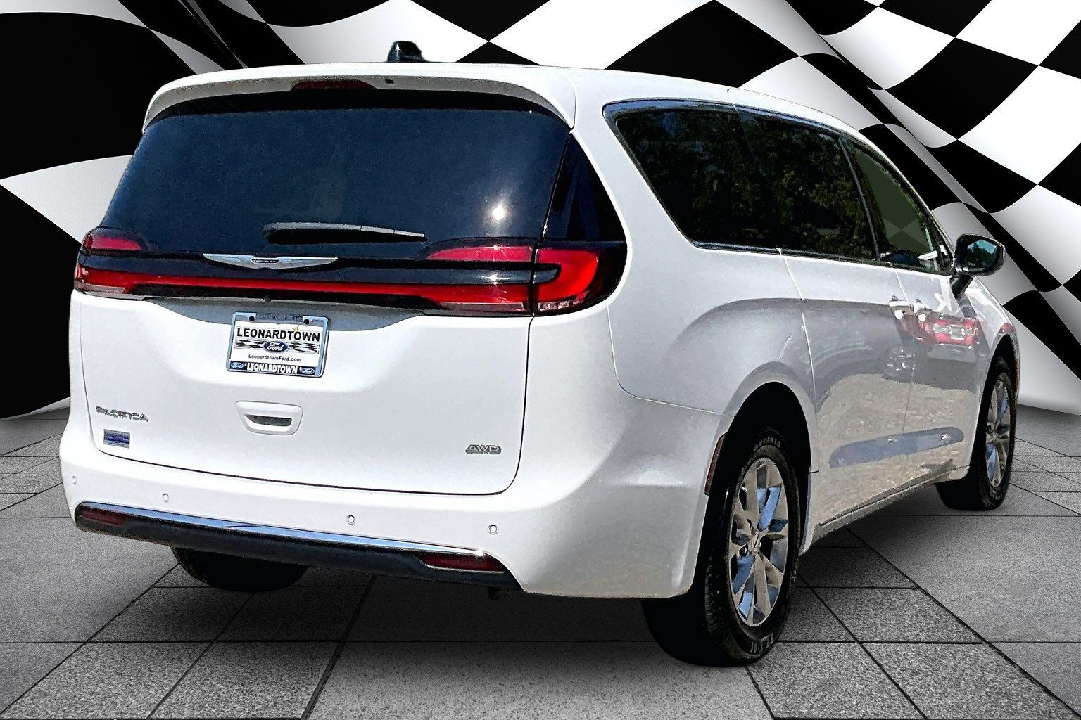 Used 2023 Chrysler Pacifica Touring-L AWD/4WD image 2