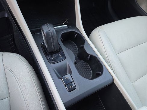 Certified 2021 Volvo XC40 T5 Momentum w/ Premium Package image 26