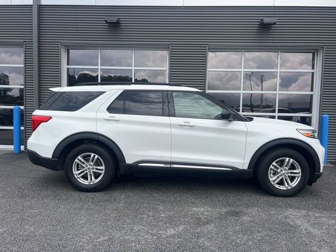 Used 2023 Ford Explorer XLT w/ Equipment Group 202A RWD image 4