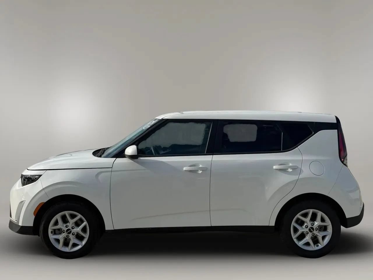 Used 2025 Kia Soul LX w/ LX Technology Package FWD image 4
