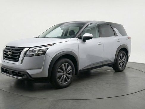 Used 2025 Nissan Pathfinder SV FWD image 3