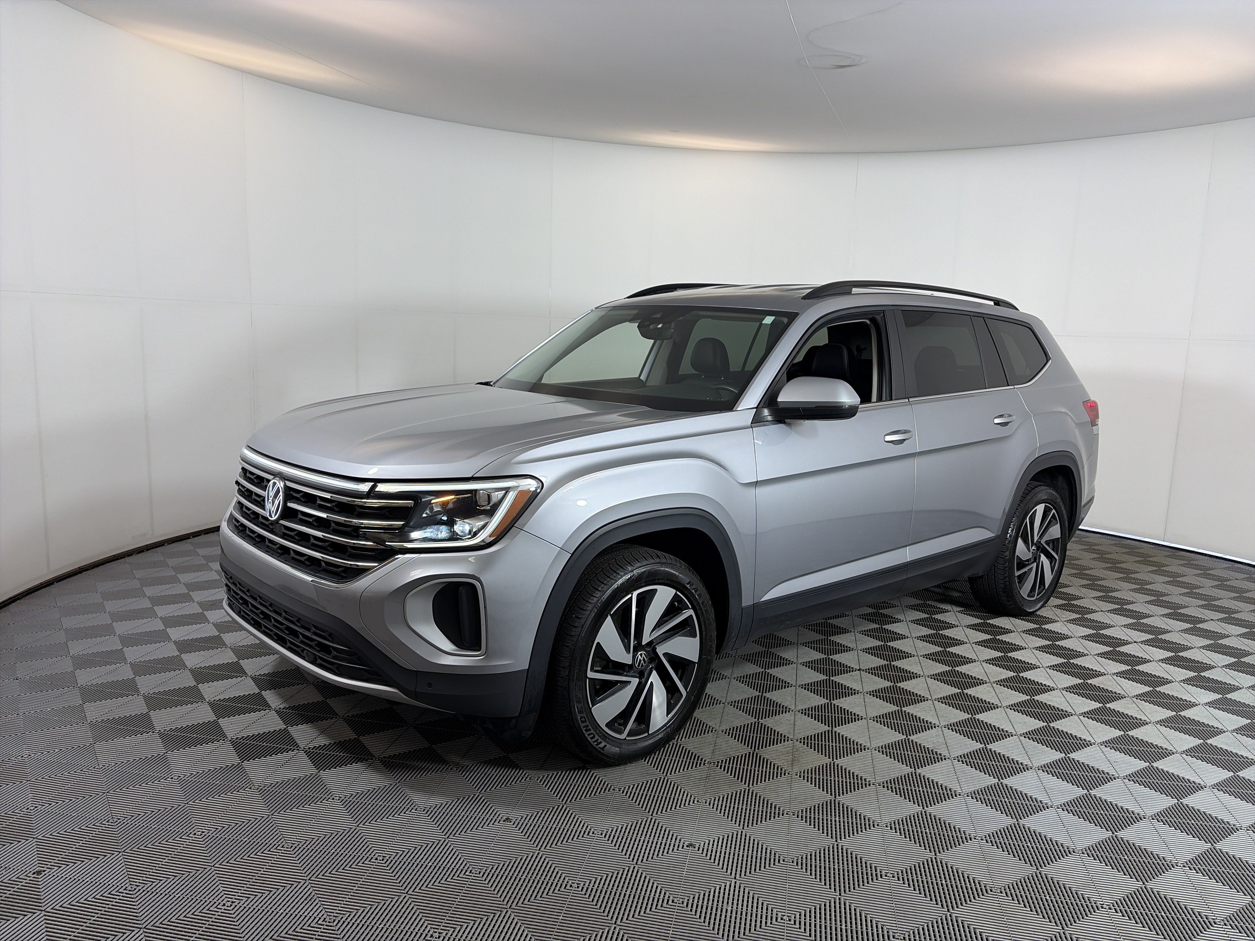 Used 2024 Volkswagen Atlas SE AWD/4WD image 2