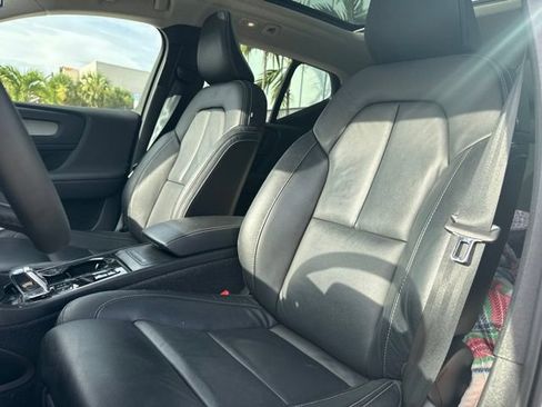 Used 2024 Volvo XC40 B5 Plus AWD/4WD image 8