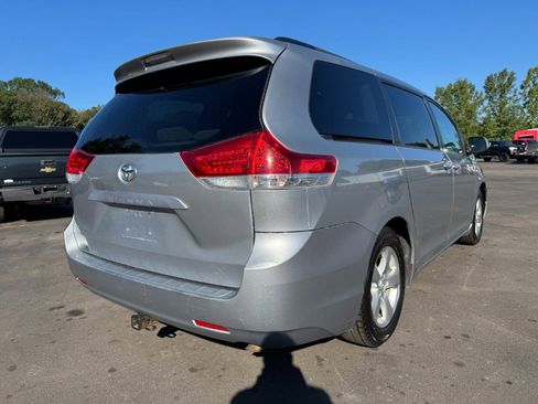 Used 2013 Toyota Sienna LE image 5