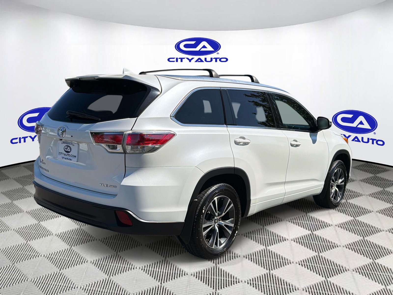 Used 2016 Toyota Highlander XLE AWD/4WD image 3