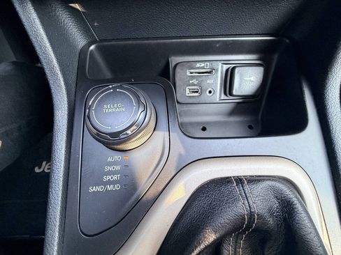 Used 2016 Jeep Cherokee Latitude AWD/4WD image 7
