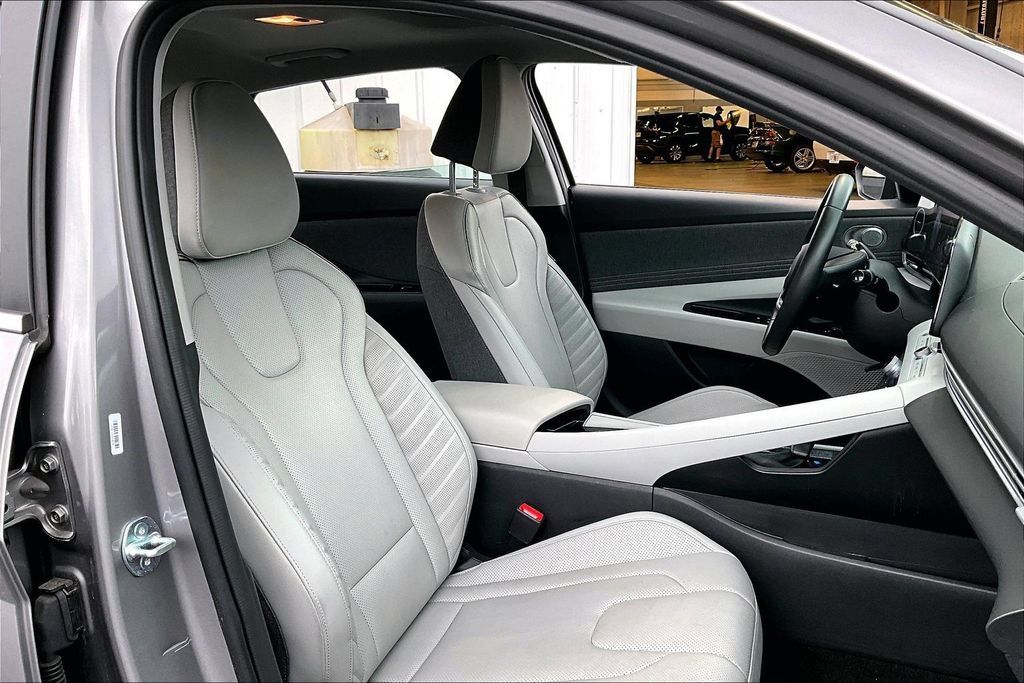 Used 2025 Hyundai Elantra Limited FWD image 28