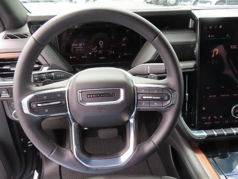 Used 2025 GMC Yukon XL Denali AWD/4WD image 17