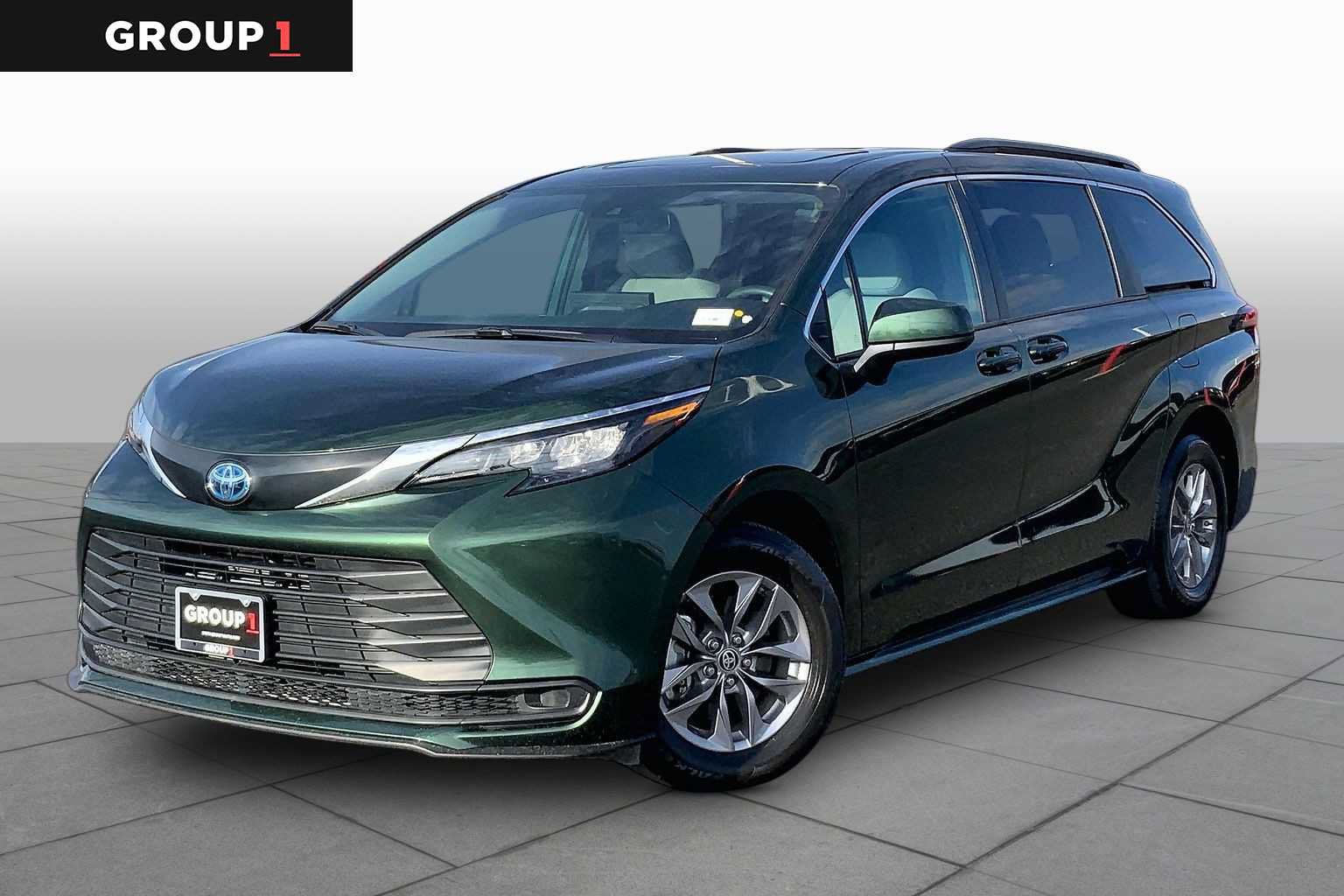 Certified 2025 Toyota Sienna LE w/ LE Plus Package FWD image 1