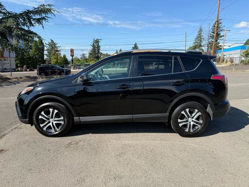 Used 2017 Toyota RAV4 LE image 2