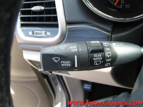 Used 2019 Jeep Grand Cherokee Laredo AWD/4WD image 8