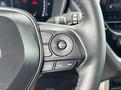 Used 2025 Toyota Corolla Cross XLE image 12