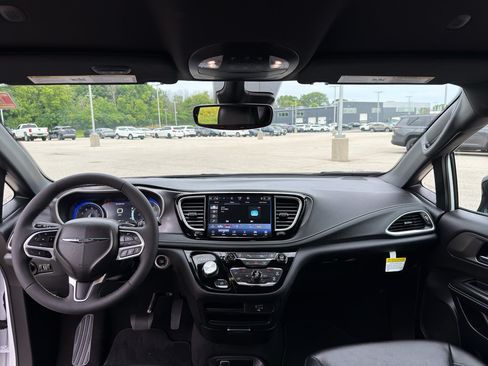New 2026 Chrysler Pacifica Select FWD image 28
