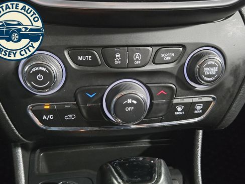 Used 2021 Jeep Cherokee Latitude Plus w/ Sun & Sound Group AWD/4WD image 18