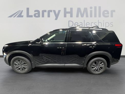 New 2025 Nissan Pathfinder SV image 2