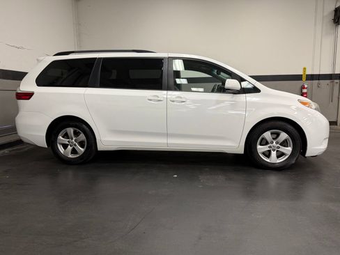 Used 2015 Toyota Sienna LE image 5