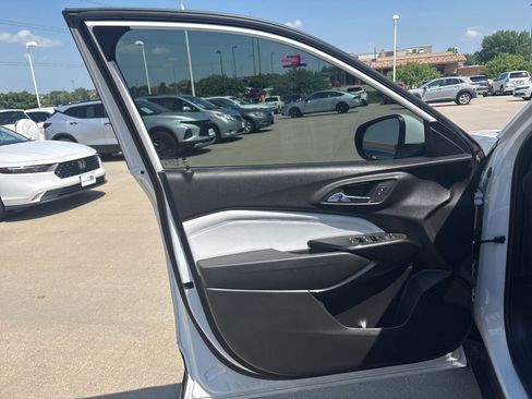 Used 2024 Chevrolet Trax LT FWD image 9