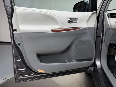 Used 2014 Toyota Sienna XLE FWD image 22