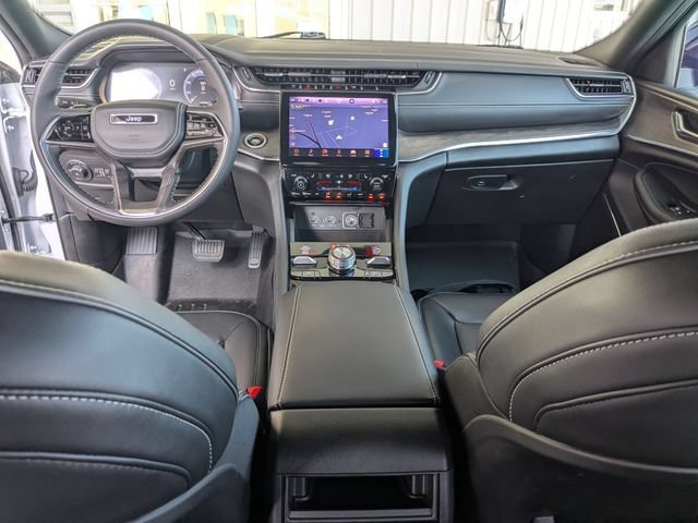 Used 2025 Jeep Grand Cherokee Overland AWD/4WD image 28