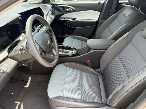 Used 2025 Chevrolet Trax LT FWD image 5