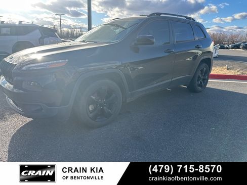 Used 2018 Jeep Cherokee Latitude w/ Altitude Package image 3