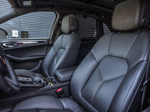 Certified 2026 Porsche Macan AWD/4WD image 5