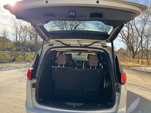 Used 2017 Chrysler Pacifica Limited image 19