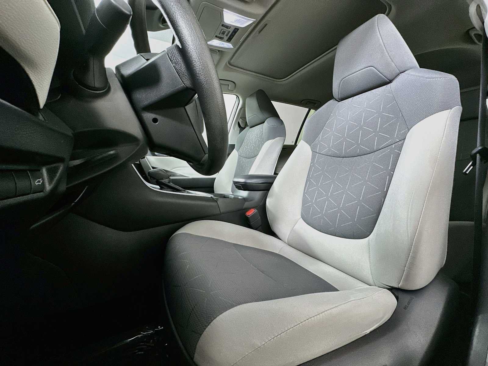 Used 2022 Toyota RAV4 XLE w/ Convenience Package FWD image 18
