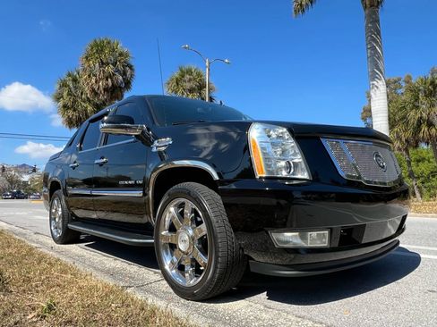 Used 2011 Cadillac Escalade EXT Luxury image 4