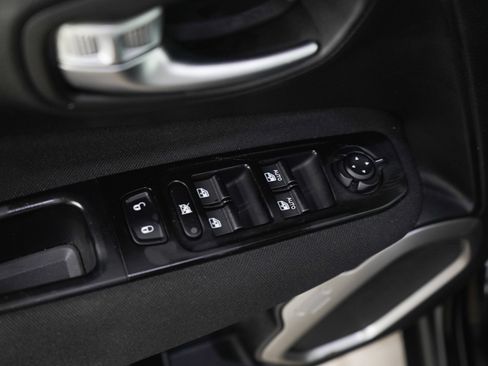 Used 2021 Jeep Renegade Latitude AWD/4WD image 19