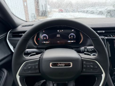 New 2025 Jeep Grand Cherokee Altitude image 3
