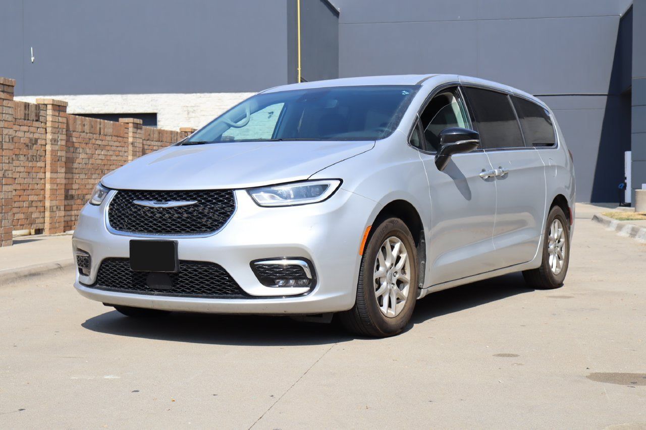 Used 2024 Chrysler Pacifica Touring-L FWD image 2