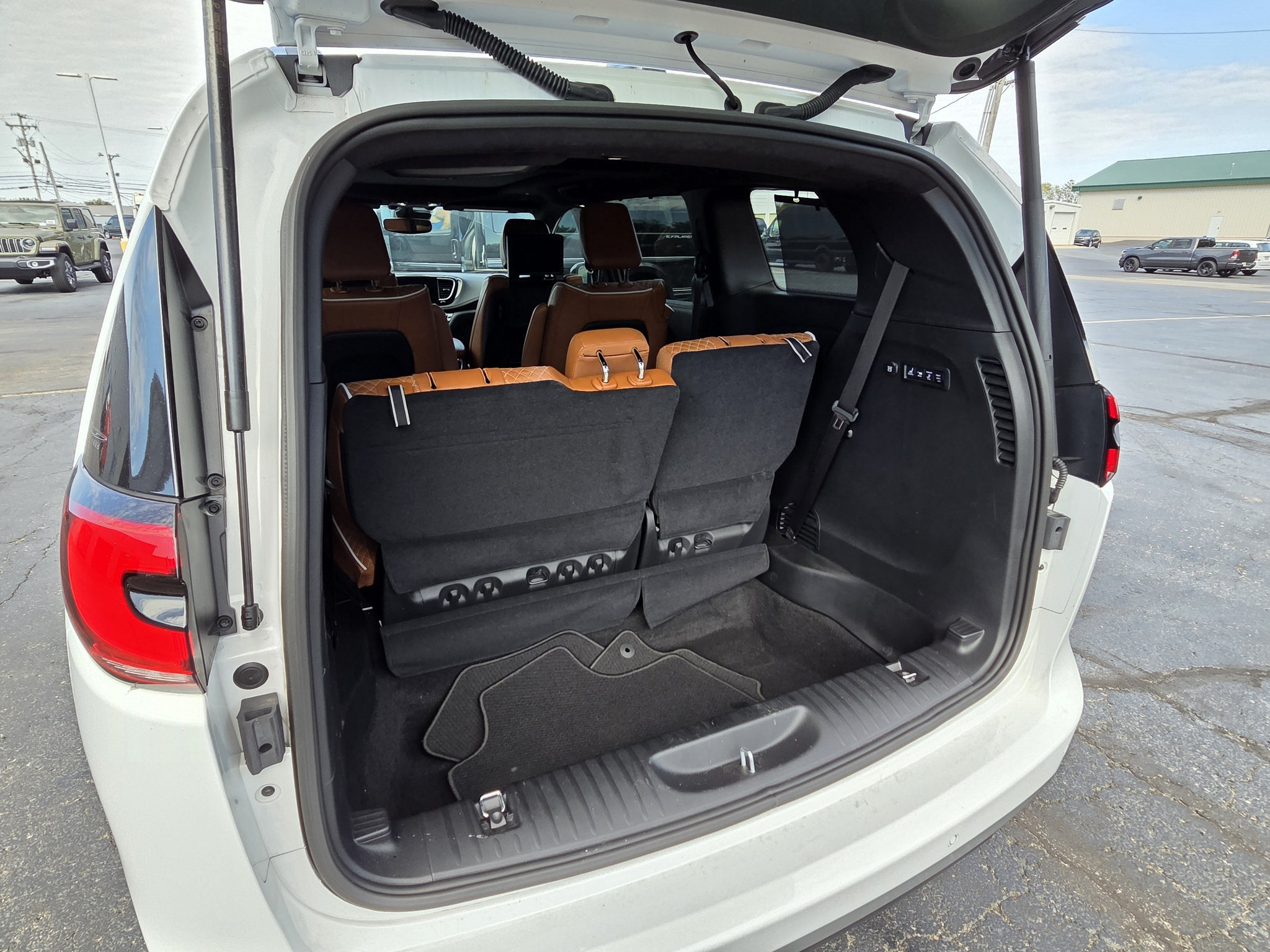 Used 2026 Chrysler Pacifica Pinnacle FWD image 11
