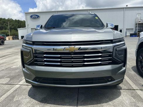 Used 2025 Chevrolet Suburban Premier RWD image 2