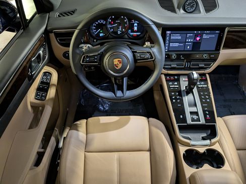 Certified 2025 Porsche Macan image 6