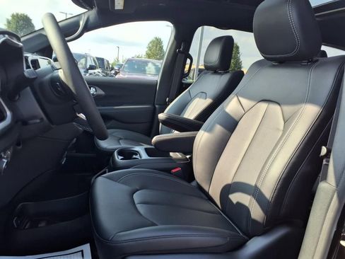 New 2025 Chrysler Pacifica Select FWD image 11