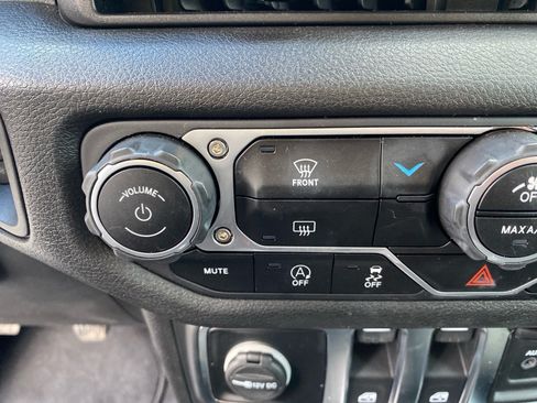 Used 2025 Jeep Wrangler Sport AWD/4WD image 15