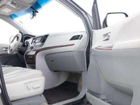 Used 2014 Toyota Sienna XLE AWD/4WD image 29
