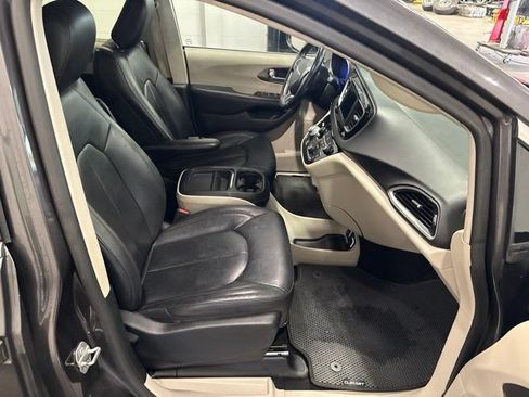 Used 2020 Chrysler Pacifica Touring-L FWD image 40