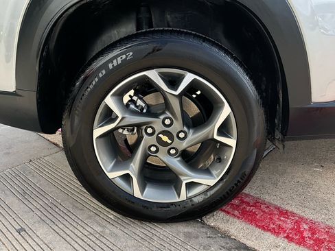 Used 2025 Chevrolet Trax LT image 9